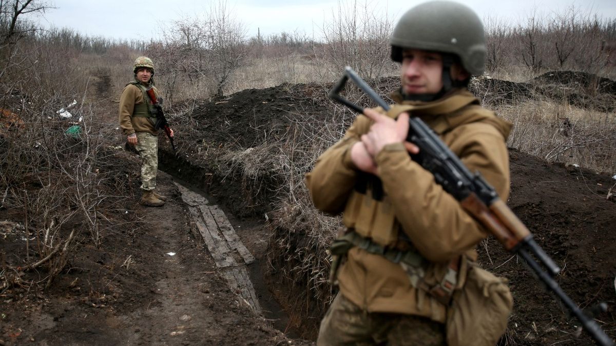 Ukrajina chce plán vstupu do NATO, Moskva oznámila bojové prověrky